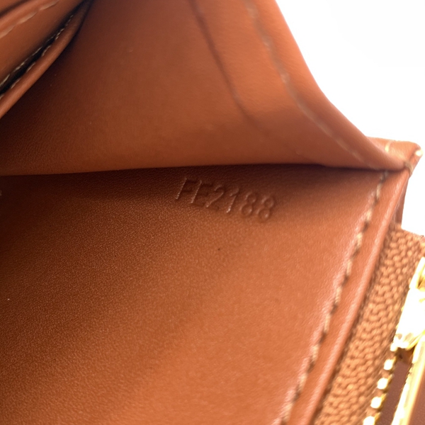 超激安ブランド財布偽物着用イメージ